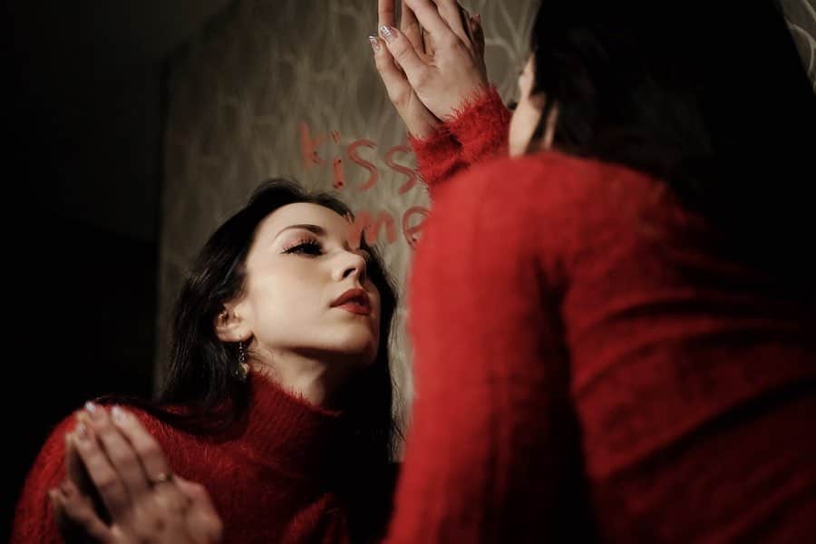 のインスタグラム：「・ ・ 🤫 ・ ・ #mirrorart #mirrorpic #model  #reddress #kissme #photoshoot #mixgirls #japanesegirl」