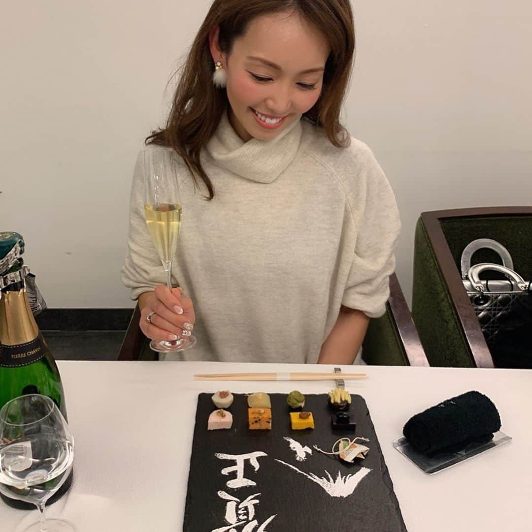 澤野井香里さんのインスタグラム写真 - (澤野井香里Instagram)「先日、大阪から友達が京都に遊びに来てたのでみんなで大好きな#mitate さんへ＾＾🍴﻿ @arashiyama_mitate ﻿ ﻿ 5感で楽しめる至福のひととき❤️﻿ ﻿ 今回のテーマは〝新春の嵐山〟﻿ ⭐️はじまりはたまご﻿ フォアグラのプリンと牛蒡ムース﻿ ⭐️嵐山のお正月 mitateからの年賀状﻿ 一富士二鷹 折り紙のコマは今年一年上手くまわりますようにと願いを込めて﻿ ⭐️初日の出 ﻿ 新年のご来光に見立てた﻿ ナスのポタージュに梅肉のソース﻿ 鴨ローストとスモークサーモン﻿ ⭐️初夢 ﻿ 白いキャンパスに描かれたカルパッチョ﻿ ホタテ タイ しまあじ マグロ ﻿ ⭐️お年玉🧧2020﻿ 銀ダラ 西京味噌﻿ 鳥の幽庵焼き﻿ チョウザメのミキュイ﻿ ⭐️天国に一番近い島の天使の海老と鴨のお雑煮風小鍋﻿ ⭐️ 真空低音調理のシャトーブリアン﻿ ⭐️京丹後のゆめごこち🌾となめこ赤だし﻿ ﻿ #ks_20✨ #ks_kyoto✨ #京都ママ #関西ママ #男の子ママ #女の子ママ #ママライフ #👶 #0歳 #コドモノ #ベビフル #ママリ #赤ちゃん #赤ちゃんのいる生活 #赤ちゃんとお出かけ #京都 #嵐山 #嵐山mitate  #見舘孝司 #ks_dau #ks_dau_2020 #m🍒_ ﻿」1月31日 7時15分 - kaori_sawanoi