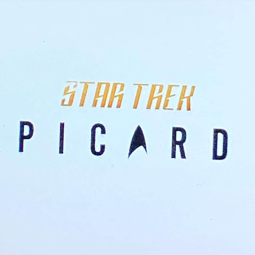 Saschaさんのインスタグラム写真 - (SaschaInstagram)「ついに新しい #スタートレック が始まった！ #amazonprimevideo でも スタートした #startrekpicard #スタートレックピカード ！ #startrekthenextgeneration #新スタートレック の主人公だった #ピカード艦長 が引退して地球で隠遁生活をしている世界が舞台。そこに謎の女性が現れて静かな生活が突然一変。第1話はエンタープライズも宇宙もほとんど出てこない意外なストーリー…ピカード元艦長の葛藤や想いに焦点を当てた内容で、懐かしいキャラクターもこれから色々と出てくる予感です！ピカード元艦長は映画 #スタートレックネメシス を最後に離れた #パトリックスチュワート がカムバックして戻ってきました。一度はやり遂げた名役をプロデューサーを兼ねて戻ってくる気持ちになったのは何故か？今後のストーリー展開が気になって仕方ないです！」1月31日 7時32分 - sascha348