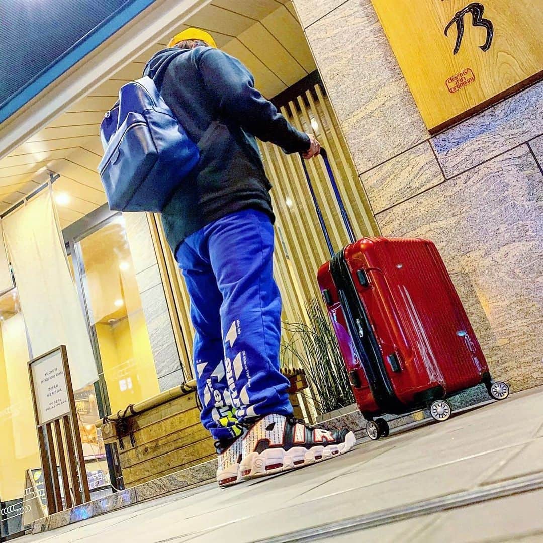 のインスタグラム：「サボりぐせが再発してましたが 相も変わらず服が大好きです😘 載せてないだけで バグ&テルかのごとく 服は増え続けてます🤢🤢🤢 最近きょーへいさんをリスペクトして off-whiteにハマって 爆買いしかけてます。  モアテンも5周くらいして 何個も欲しくなってきてます🤢🤢🤢 いい感じです（❓） #大阪 #らぶち #たこ焼き  #offwhite #lv #louisvuitton #nike #vetements」