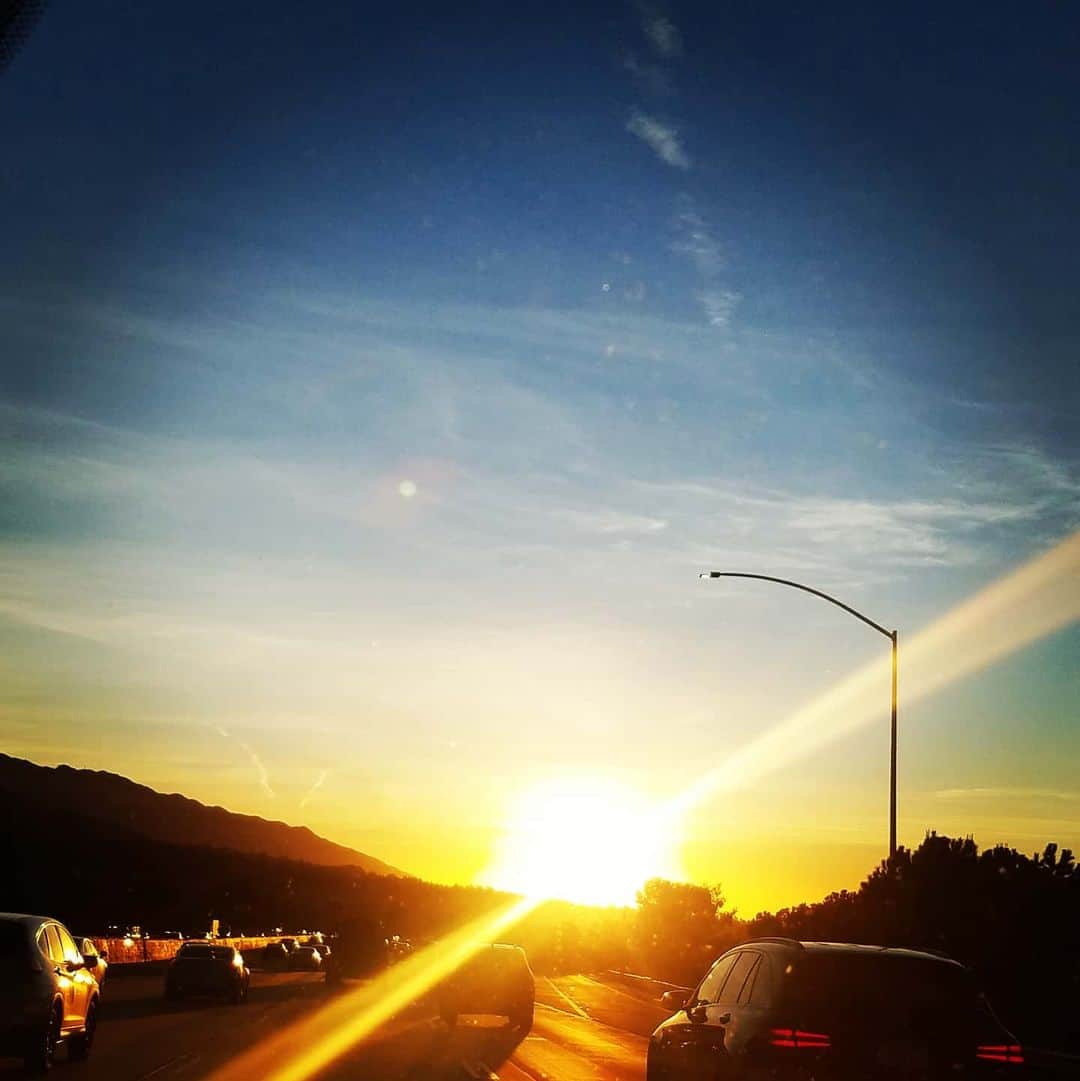 のインスタグラム：「Early morning blood tests road trip sunrise really is an amazing thing dont miss it ☀️🌝🌞」