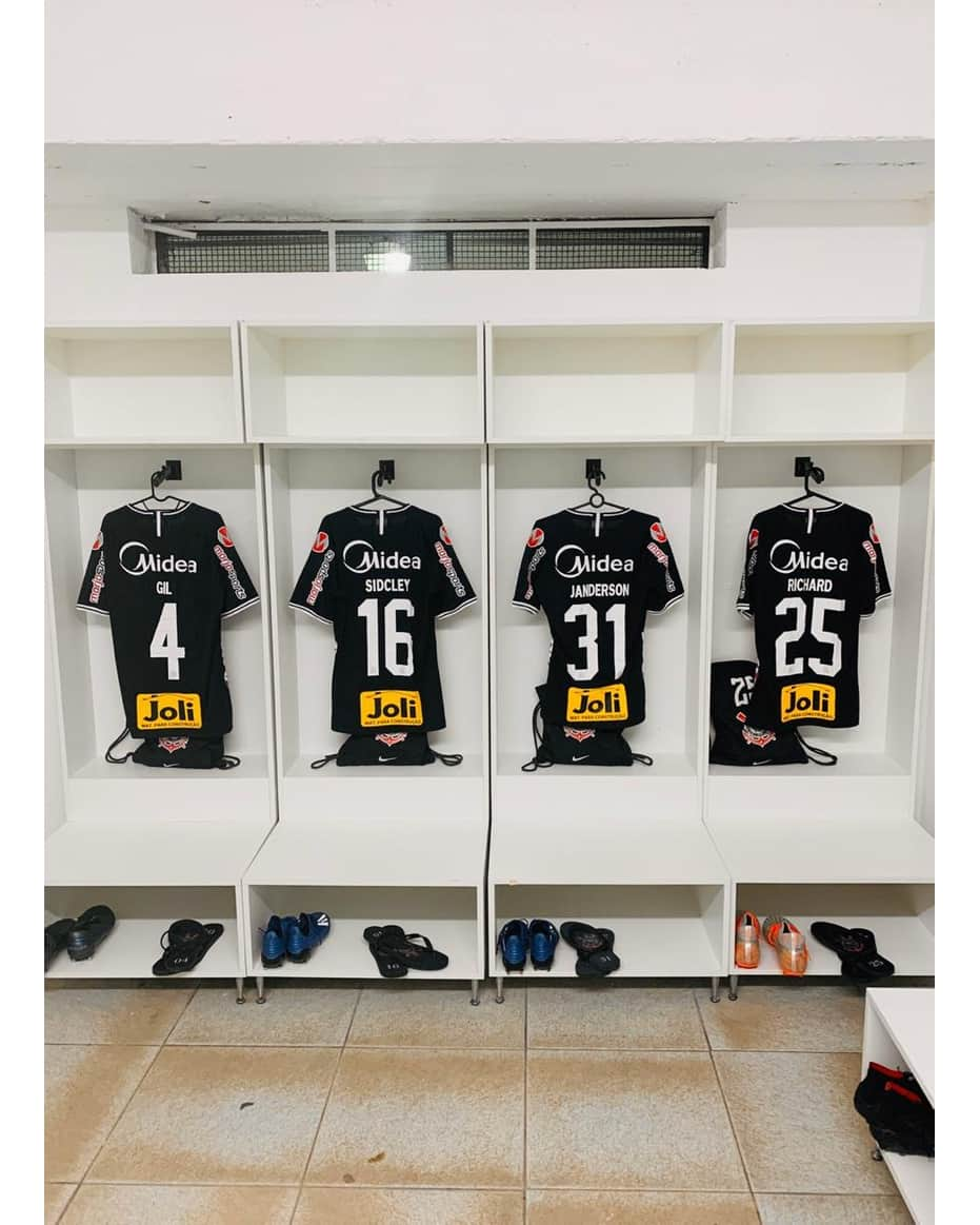 コリンチャンスさんのインスタグラム写真 - (コリンチャンスInstagram)「O vestiário do Timão está pronto para receber o elenco corinthiano, que enfrenta a Ponte Preta pelo @paulistao, logo mais, às 21h30! 🏳🏴 #VaiCorinthians . . #PONxSCCP #MeuBMG #NãoÉSóPatrocínio #MideadoBrasil #TimeDoPovo #Corinthians #Timão #CorinthiansTV #FielTorcedor #AFielÉFoda #UmSoCorinthians #NikeFutebol #Joli #EstrellaGalicia #LoucoPotyCorinthians #PostosALE #ALEnoTimão #TODOSportiCorinthians #CartãodeTODOSCorinthians #TODOSpeloTimão⠀」1月31日 8時00分 - corinthians