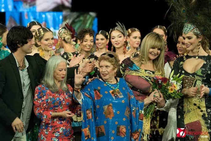 DeFlamenco.comさんのインスタグラム写真 - (DeFlamenco.comInstagram)「¿Quién es la furia rubia? La colección de moda flamenca de @auroragavinooficial un homenaje a María Jiménez, esta tarde en @simofsevilla  Aquí la colección: https://flamenco.moda/aurora-gavino-la-furia-rubia-simof-2020/  #simof #simof2020 #modaflamenca」1月31日 8時00分 - deflamenco