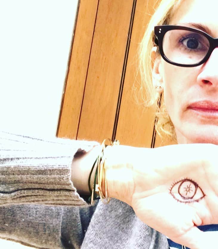ジュリア・ロバーツのインスタグラム：「Dear World Leaders, We are watching you. 👁#globalgoals」