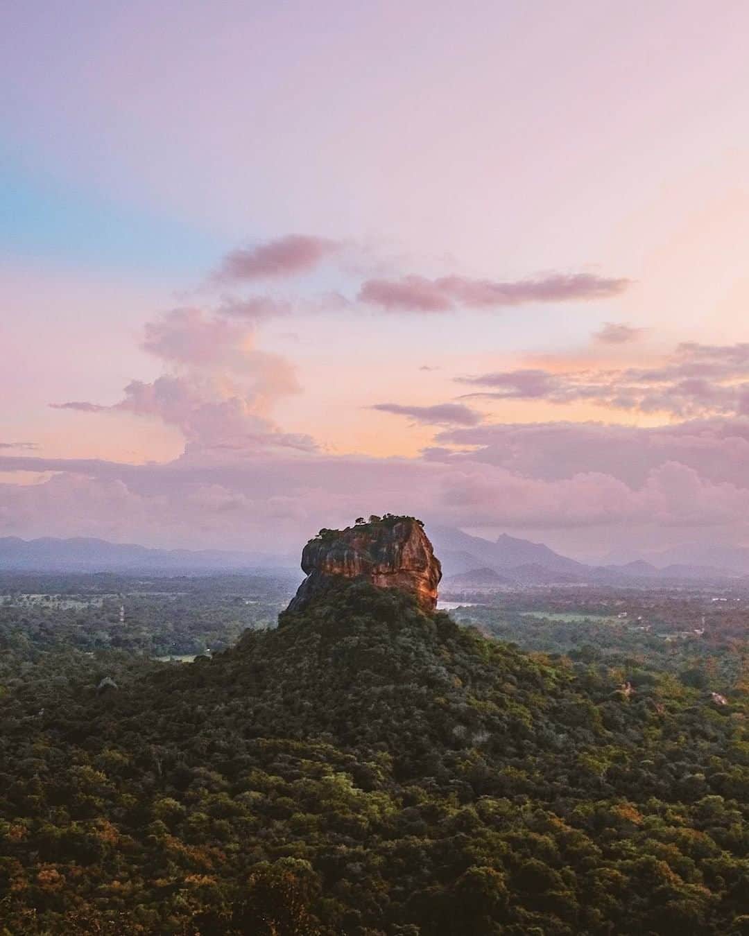 Travel + Leisureさんのインスタグラム写真 - (Travel + LeisureInstagram)「Sri Lanka has beaches, safari parks and spectacular tea country. Go to the link in bio to find out how to combine all three into the perfect trip! #tlpicks courtesy of @bmseventh」1月31日 8時20分 - travelandleisure