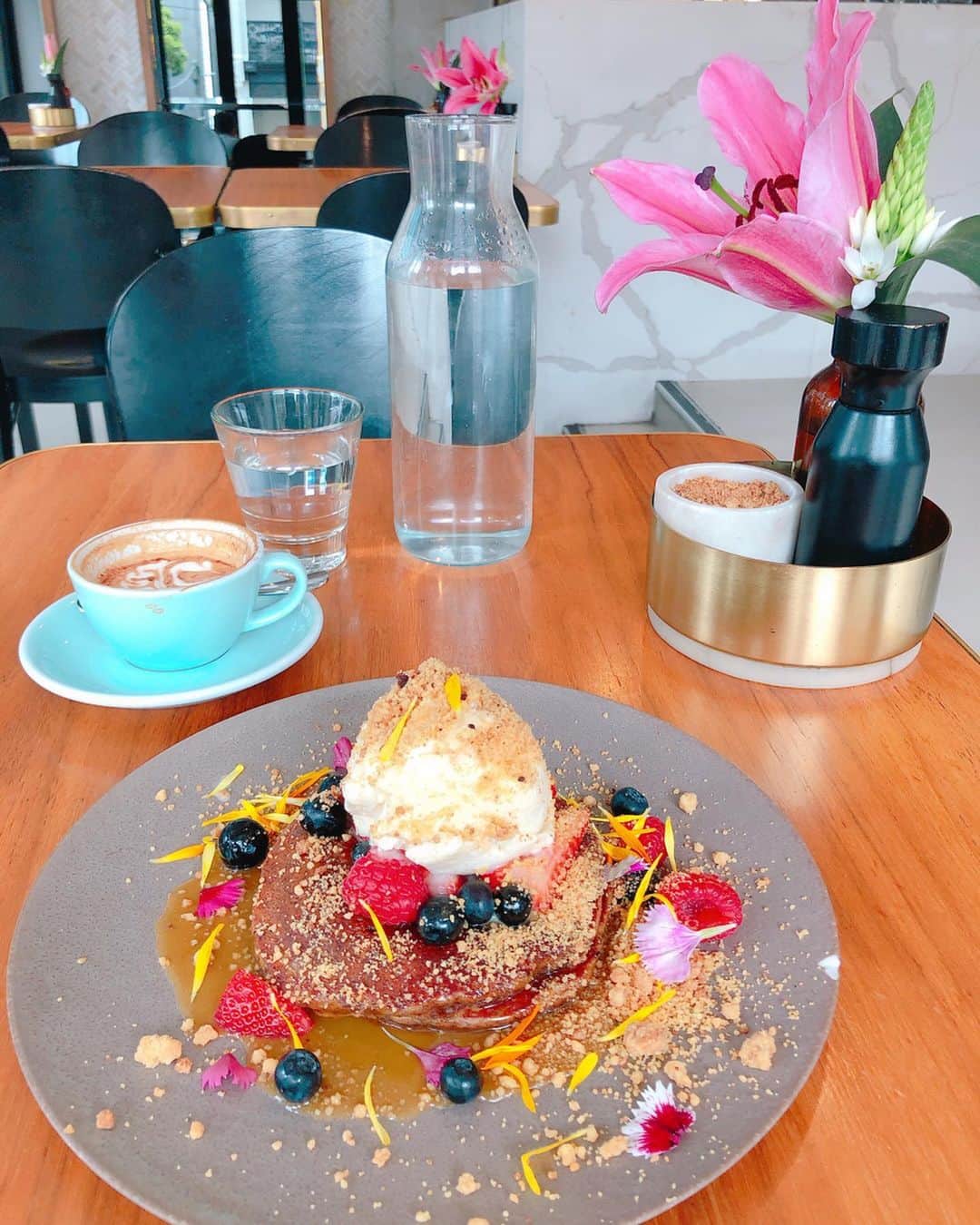 のインスタグラム：「Melbourneはカフェ文化だからいつでもどこでも美味しいコーヒーが飲めるよん☕️✨ South Yarraにある @darlingcafe コーヒーもパンケーキも雰囲気も最高👍💯 . . . #pancakes #pancake #café #cafe #cafestagram #australia #melbourne #victoria #workingholiday #melbournelife #melbournestyle #melbourneliving #melbourne_insta #melbournelifestyle #オーストラリア #メルボルン #ビクトリア #ヴィクトリア #海外生活 #ワーキングホリデー #ワーホリ #ワーホリ生活 #オーストラリア生活 #メルボルン生活 #ワーホリオーストラリア #オーストラリアワーホリ #オーストラリア留学 #メルボルン留学 #カフェ #パンケーキ」