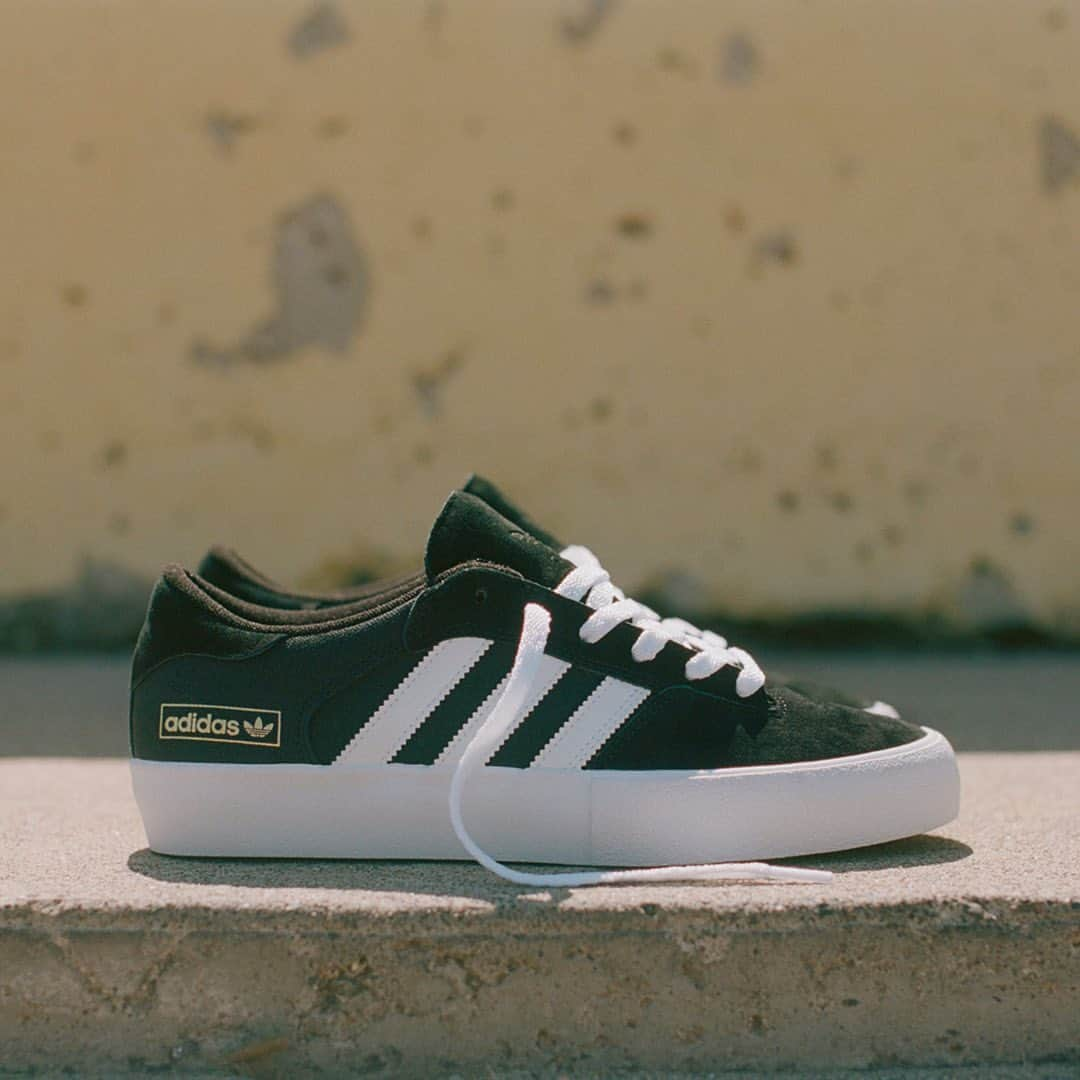 The Berricsさんのインスタグラム写真 - (The BerricsInstagram)「@AdidasSkateboarding 'Matchbreak Super' is now available! 🛒 Hit the link in our bio to shop Adidas Skateboarding’a latest vulc, the Matchbreak Super 👟 This shoe is inspired by archival classics, and its silhouette debuts as a new standard for premium vulcanized skate shoes from the brand. The exterior features a high foxing tape that provides a low profile stance and protection against wear-and-tear, along with a deeper foot placement that offers the ultimate connection to the skateboard. Available in two colorways, Crystal White S16 / Collegiate Navy / FTWR White and Core Black / FTWR White / Gold MET, the Matchbreak Super is available now in local skate shops and online! 🔗LINK IN BIO🔗」1月31日 8時25分 - berrics