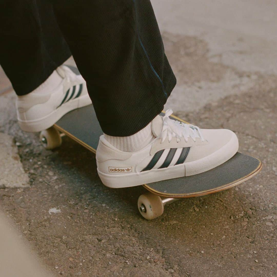 The Berricsさんのインスタグラム写真 - (The BerricsInstagram)「@AdidasSkateboarding 'Matchbreak Super' is now available! 🛒 Hit the link in our bio to shop Adidas Skateboarding’a latest vulc, the Matchbreak Super 👟 This shoe is inspired by archival classics, and its silhouette debuts as a new standard for premium vulcanized skate shoes from the brand. The exterior features a high foxing tape that provides a low profile stance and protection against wear-and-tear, along with a deeper foot placement that offers the ultimate connection to the skateboard. Available in two colorways, Crystal White S16 / Collegiate Navy / FTWR White and Core Black / FTWR White / Gold MET, the Matchbreak Super is available now in local skate shops and online! 🔗LINK IN BIO🔗」1月31日 8時25分 - berrics