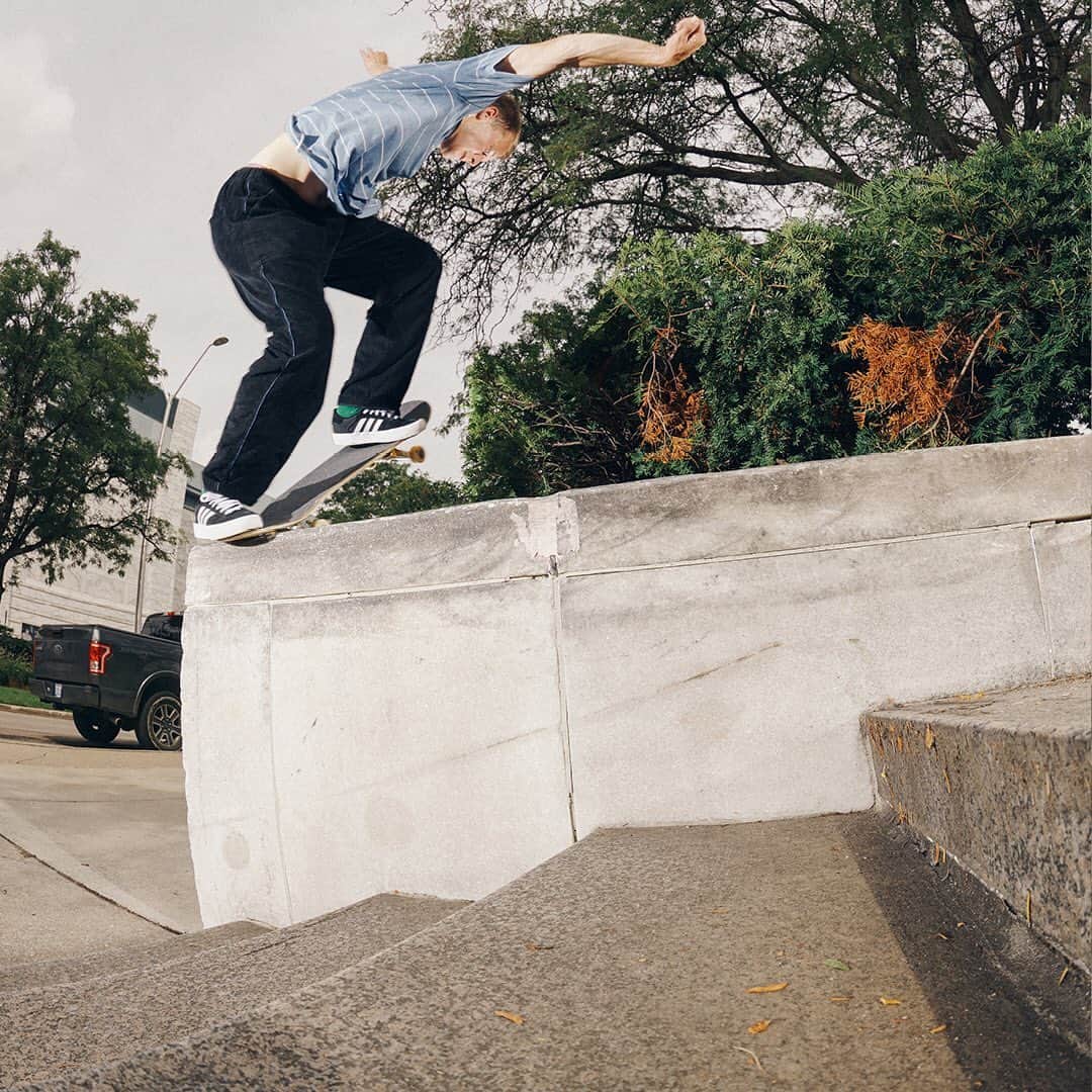 The Berricsさんのインスタグラム写真 - (The BerricsInstagram)「@AdidasSkateboarding 'Matchbreak Super' is now available! 🛒 Hit the link in our bio to shop Adidas Skateboarding’a latest vulc, the Matchbreak Super 👟 This shoe is inspired by archival classics, and its silhouette debuts as a new standard for premium vulcanized skate shoes from the brand. The exterior features a high foxing tape that provides a low profile stance and protection against wear-and-tear, along with a deeper foot placement that offers the ultimate connection to the skateboard. Available in two colorways, Crystal White S16 / Collegiate Navy / FTWR White and Core Black / FTWR White / Gold MET, the Matchbreak Super is available now in local skate shops and online! 🔗LINK IN BIO🔗」1月31日 8時25分 - berrics