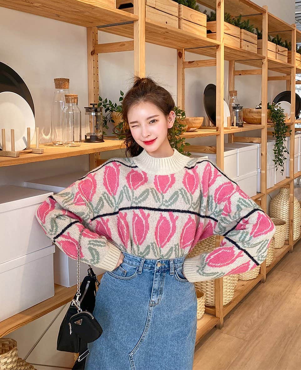 Chuuのインスタグラム：「따듯한 배색 튤립니트🌷」