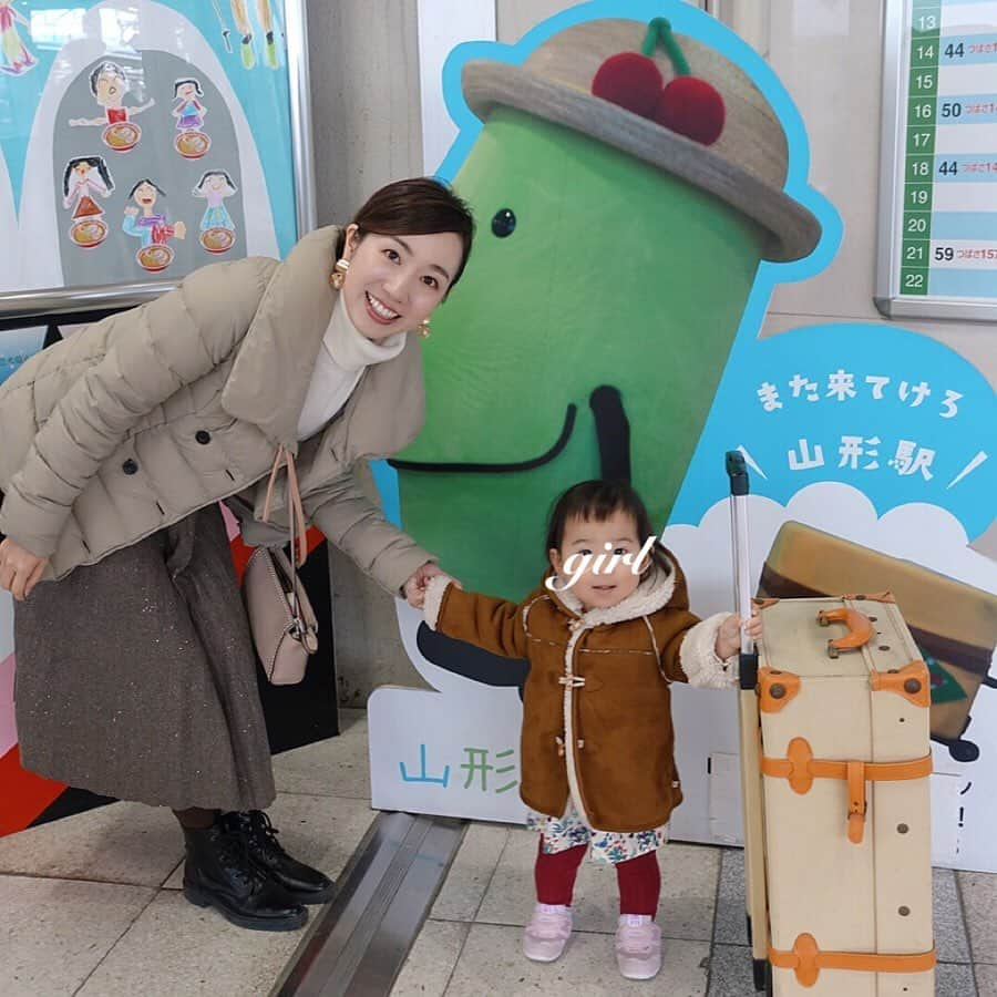 泉マリコさんのインスタグラム写真 - (泉マリコInstagram)「年始は山形へ🚄❤️ 娘と一緒に里帰りして、リフレッシュしてきました😊 . 帰省中はグルメも楽しみました🐷 山形といえばさくらんぼのイメージだけど、お蕎麦も美味しいんです💫 この日は大好きな天ぷら板蕎麦をいただいたよ💓 山形は果物をはじめ、食べ物が本当に美味しい‼️ 自然も豊かでいいところだからぜひ遊びに来てね🚗💛 . 娘が変な顔をしてるんですけど、これはお父さんが娘に注意しているときの顔マネみたいです💦 いたずらっ子でひょうきん者の女の子です😝 . #帰省 #里帰り #山形 #三津屋 #そば処#赤ちゃんと帰省 #1歳5ヶ月 #山形グルメ #そば処三津屋出羽路庵 #読者モデル #ママモデル #山形グルメ #天ぷらそば #そば屋 #山形観光 #山形市」1月31日 8時28分 - mariko_i0902