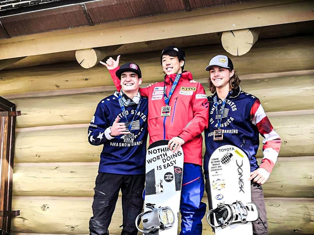 岡本圭司さんのインスタグラム写真 - (岡本圭司Instagram)「I got 1st place!!! Im so storked and had good races with boys! 北米選手権2戦目優勝しました。 本当に周りの皆のお陰です。 これではずみをつけてトップの選手に混ざれるように頑張ります。 チーム、スポンサー、家族、仲間、応援してくれる皆、本当にありがとうございました。 真ん中は気持ちがいい💪  #parasnowboard  #japanparasnowboardteam  #パラスノーボードチーム  #snowboardcross  #スノーボードクロス #werideforever」1月31日 8時32分 - hywod_kj