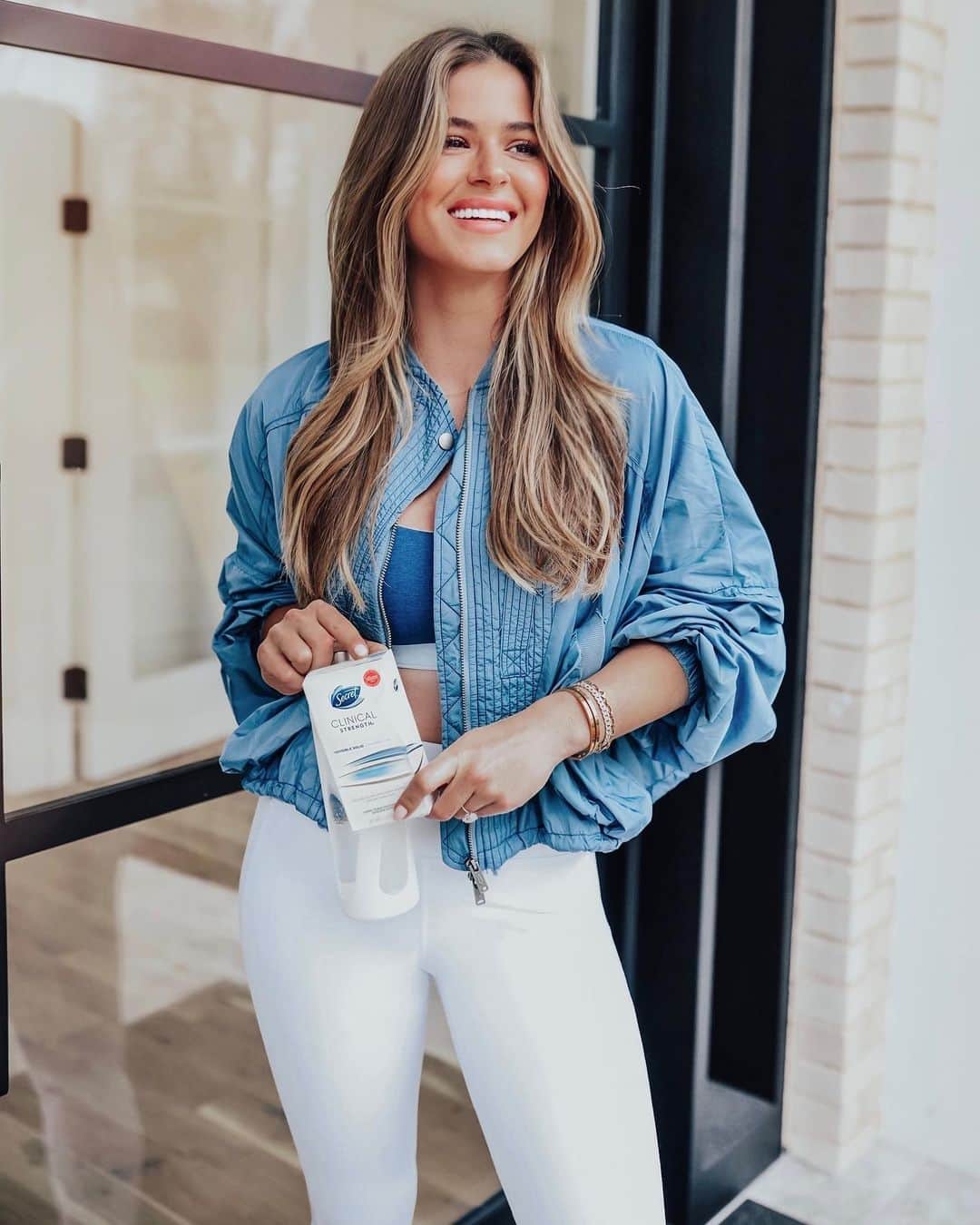 ジョジョ・フレッチャーのインスタグラム：「From back to back meetings, endless to-do lists, and trying to fit in time for the gym—sometimes my schedule feels insaneeee. The last thing I want to worry about is whether or not my deodorant can keep up. (I hate reapplying 🤷‍♀️) That’s why I love this stuff. @SecretDeodorant Clinical Strength keeps me extra protected so I can hustle through crazy days sweat-free. 💪🏻 #AllStrengthNoSweat #SecretDeoPartner」