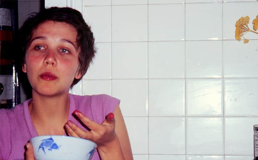 マギー・ジレンホールさんのインスタグラム写真 - (マギー・ジレンホールInstagram)「#TBT 📷 by @andrewzuckerman (maybe 19, NYC summertime, eating frozen blueberries in an old apartment)」1月31日 8時37分 - mgyllenhaal