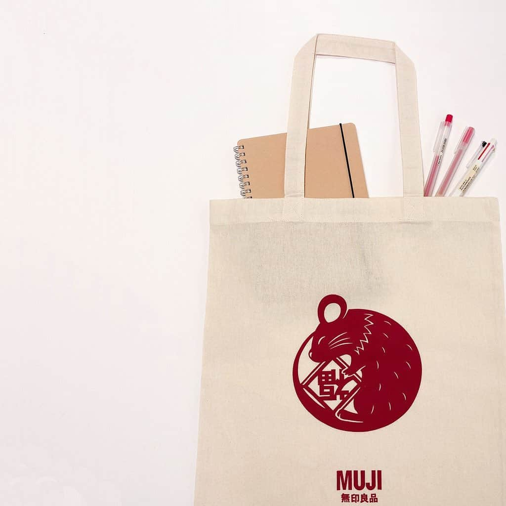 MUJI USAさんのインスタグラム写真 - (MUJI USAInstagram)「2020 marks the year of the Rat.  Get a complimentary limited edition Lunar New Year MUJI My Bag at select stores and online this weekend only with purchases over $50.  Limited quantity per day. Available January 31 - February 2 at MUJI Fifth Avenue, MUJI 59TH ST, MUJI SOHO, MUJI Hudson Yards, MUJI Santa Anita, MUJI Portland, and online. #muji #mujiusa #lunarnewyear #yearoftherat」1月31日 8時40分 - mujiusa