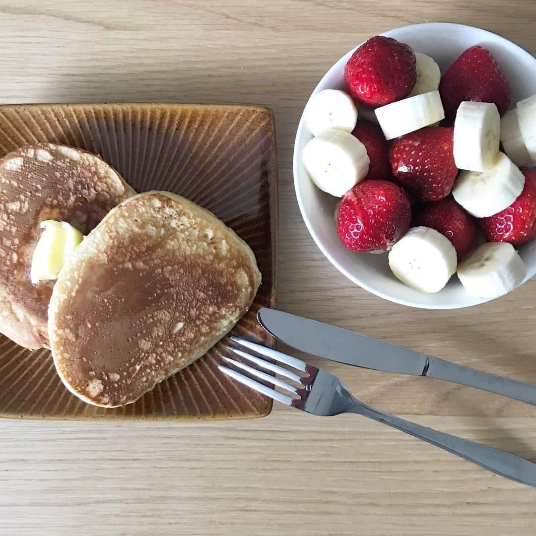 のインスタグラム：「見た目はまぁ、うんってかんじだけど、美味しくできた手作りのホットケーキと、スーパーで安売りしてたお早めに食べてくださいのいちごとバナナを朝食にしました🍓🍌 はちみつかけて食べるのが好きだよ🍯 今日も1日がんばろー！ #mito_natsume」