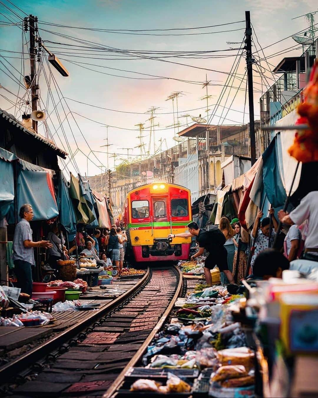 Earth Picsさんのインスタグラム写真 - (Earth PicsInstagram)「Market on the railway track photo by @demas」1月31日 8時59分 - earthpix