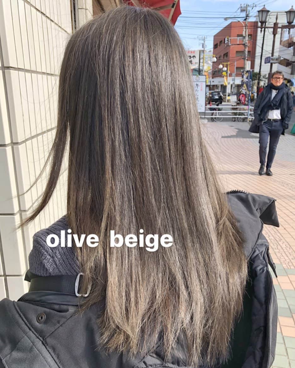 大石亜里紗のインスタグラム：「大人気急上昇中🧸💖！ ベージューカラー🍼💗 ブリーチなしです🌿 . 顔色も良く、服はシンプルに ヘアはまろやかな透け感🐄🌿 . . 柔らかいハイトーンカラー お任せください🦔🌿✨ DM・☎︎からのご予約がおススメ🌻 . –––––––––––––––––––––––––––– . . #crea_arisa 大人気のおススメカラー🌿 #ミルクたっぷりカラー🥛 . 色素薄い外国人のような 赤味のないカラーなら お任せください👩🏼💐 . . #ミルクティーベージュ #ミルクティーカラー #ミルクティーアッシュ #ミルクティー色 #オリーブカラー #オリーブベージュ #オリーブアッシュ  #オリーブグレージュ  #クリーミーベージュ」