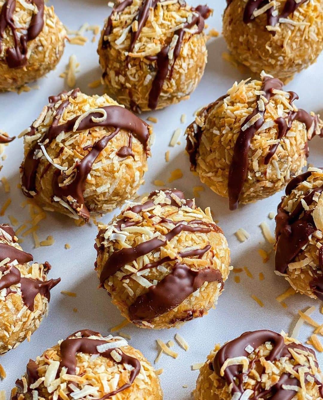 Whole Foods Marketさんのインスタグラム写真 - (Whole Foods MarketInstagram)「Spoiler alert 🚨 Dates are the magical secret ingredient in these cashew butter and coconut cookie dough bites from @lizmoody. Head to her page for the complete recipe!」1月31日 8時56分 - wholefoods