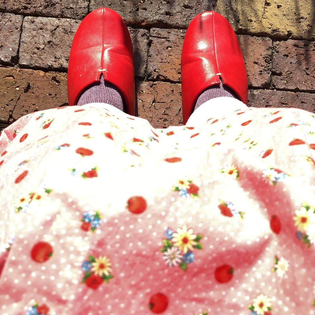 角野栄子さんのインスタグラム写真 - (角野栄子Instagram)「ひなたぼっこな足。  My feet are basking in the sun.  #魔女の宅急便 #児童文学作家 #日向ぼっこ #赤い靴 #eikokadono #kikisderiveryservice #eikokadono」1月31日 9時20分 - eiko.kadono
