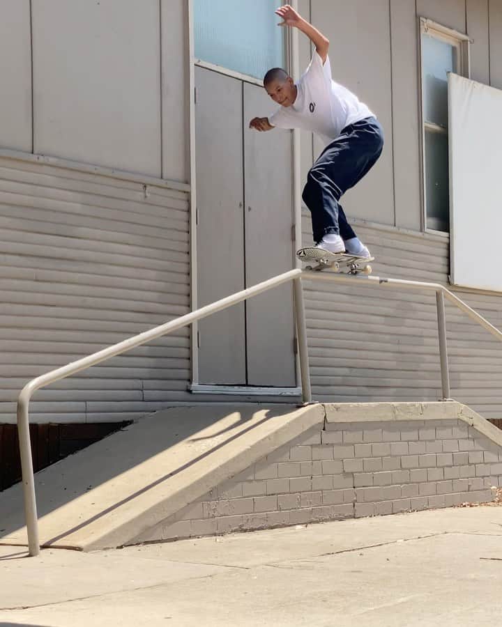 ルーイ・ロペスのインスタグラム：「•🔪STABBI3SVACAY🔪• @volcomskate #SOTYupinsmoookes」