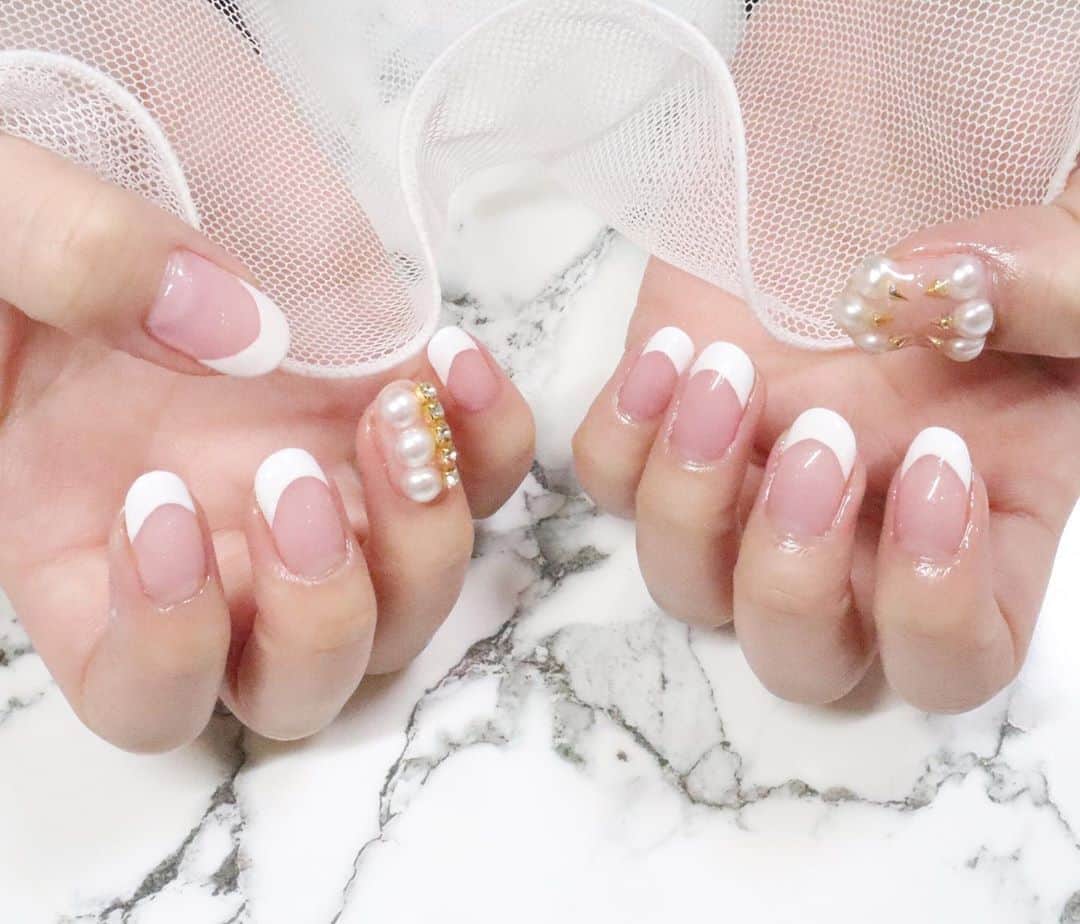 藤川沙弥のインスタグラム：「˳˚॰° ♡ₒ৹๐ ˳˚﻿ ﻿ いまの、お気に入りnail🤍🤍🤍﻿ TASAKI風にパールをつかってもらい﻿ あとは深めのフレンチに💅🏻﻿ @harupy_nail と相談しながら 作ってもらいました𓂃𓈒𓏸﻿ ﻿ 次はどんなのにしてもらお〜❤︎﻿ ﻿ ﻿ ホームサロンか神戸のサロンで﻿ ご予約できるのでDMで﻿ 思い合わせしてみてねっ📮💌」