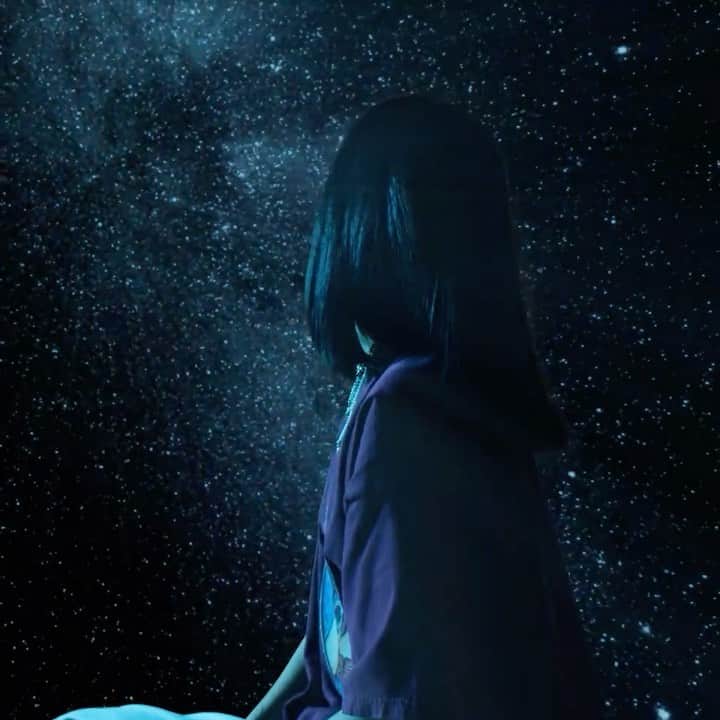 マギー・リンデマンのインスタグラム：「midnight. link in bio to mv preview🌙🌟 @snot ft me LETS GOOOO😤😤」
