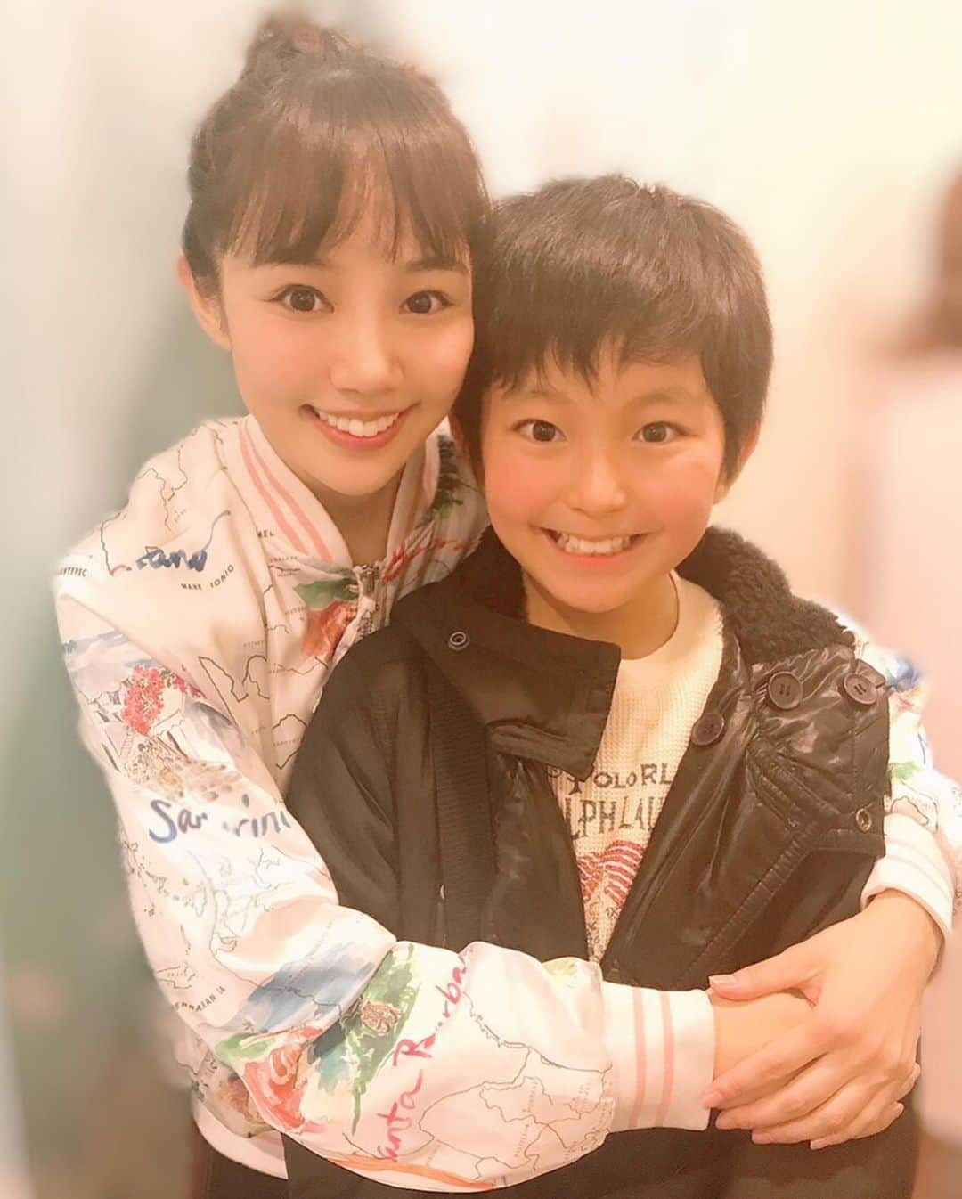 咲妃みゆさんのインスタグラム写真 - (咲妃みゆInstagram)「素敵なご兄弟がお越しに…☺️✨﻿ ﻿ #加藤清史郎 くん✨﻿ いよいよ始動するミュージカル「NEWSIES(ニュージーズ)」で初共演させて頂きます‼️お若いながら海外留学と日本でのお仕事を両立なさっていて…頭が下がるばかり😳💦清史郎くんの聡明さにたじたじの私。。🤣ご一緒できる日々が待ち遠しいです🍀﻿ ﻿ #加藤憲史郎 くん✨﻿ 「ラブ・ネバー・ダイ」でご一緒させて頂いた憲史郎くん‼️会う度に彼の成長を実感しますが、瞳の輝きや純真さはずーっと変わらないなぁ…😌🍀再会の喜びからついついハグしてしまって、憲ちゃんファンの方々すみません！💦﻿ ﻿ 本日も、皆さまにとって素敵な一日でありますように…😌💕﻿ ﻿ #シャボン玉とんだ宇宙までとんだ﻿ ﻿」1月31日 9時46分 - miyusakihi