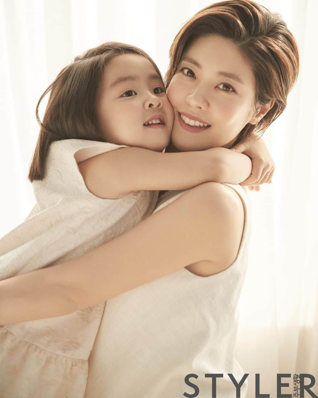 イ・ユンジのインスタグラム：「울애기 그저 건강하게 마음껏 놀고.. 마음껏웃고. 그런세상이라면 바랄게 없겠는데. 너무나 어렵구나.엄마가 무얼해야할까.내가할수있는걸까.#우리아이들살아갈세상에대하여#바이러스에무서운날들#부디안녕을바라며 @styler_mag」