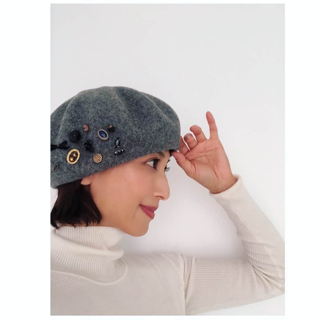 望月理恵さんのインスタグラム写真 - (望月理恵Instagram)「先日鎌倉でベレー帽を買いました。  お店で買ったときはしっくり してきてたのに、どう被っても 違和感が。。慣れですかね。  #ベレー帽#帽子コーデ  #脱ぐと髪がぺったんこ #日常から帽子かぶりたい #前髪を出すか出さないかで何分悩むことか」1月31日 10時10分 - mochiee28