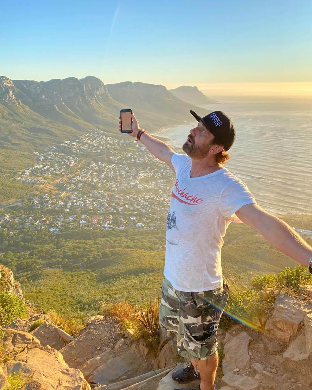 ジェラルド・バトラーのインスタグラム：「Epic start to 2020. Loved visiting Cape Town.」