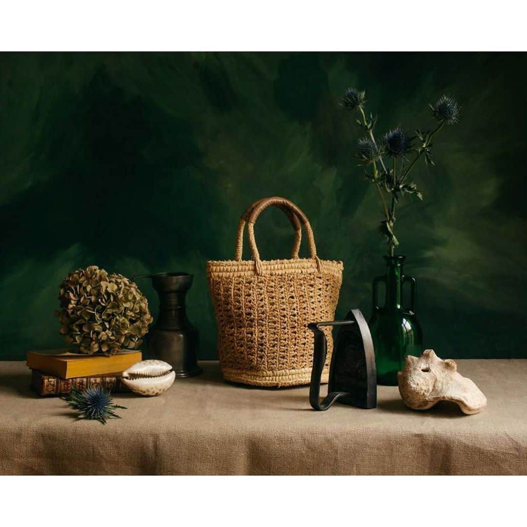のインスタグラム：「a point etc SS20 - STILL LIFE  Bag collection @a_point_etc  Artistic decoration @melodiebalan  Photography @antoinehenault  apointetc.com  パリのバッグブランド「a point etc」2020年春夏コレクション  #apointetc  #パリ発 #大人カジュアル #ラフィアバッグ #ファッション #モード #バッグ #夏コーデ #大人コーデ #パリ #パリ生活 #パリ散歩 #アート #フォト #静物写真 #ナチュラル #自然体 #アート #コレクション #bag #sac #raffiabag #sacenraphia #fashion #mode #paris #ss20 #photography #art #naturemorte」