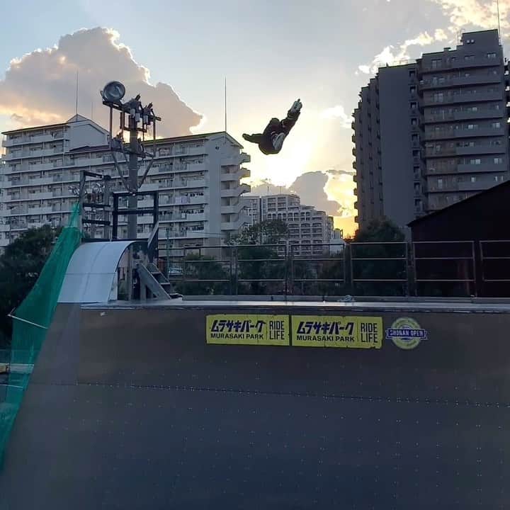 安床武士のインスタグラム：「Alley flatspin with sunset🌇  4月上旬の気温だったみたいです。 めっちゃ気持ちよかった！ at #murasakiparktokyo . 🎥 @thirikoa . @usdskates  @goodskates_inc  @canamonroad_japan  @lzbn_official  @papasu1048」