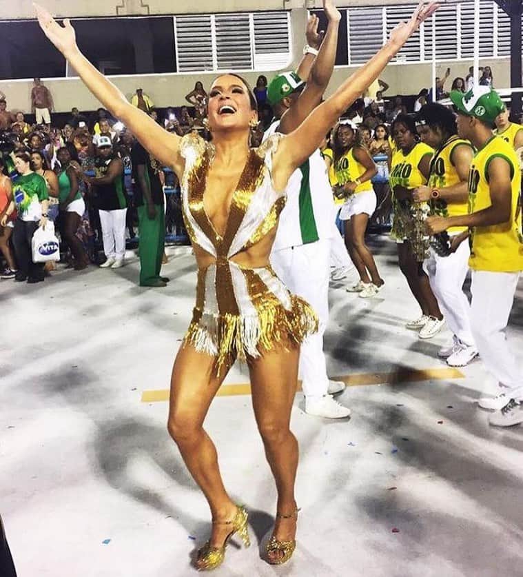 Claudia Leitteのインスタグラム：「#TBT Pensando no dia 09/02/2020, estreia do #BlocoLargadinho no carnaval do #RioDeJaneiro, cheia de amor pela #Mocidade! Vem, @blococarnavalsquare!!! #BlocoCarnavalSquare」
