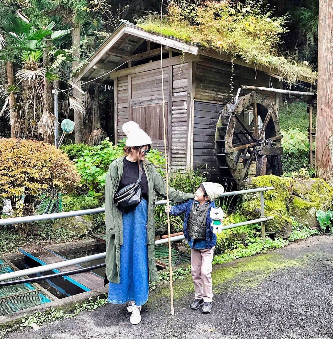 中道あすかさんのインスタグラム写真 - (中道あすかInstagram)「家族で#さかな園 へ🐟 . . お魚大好きなほぺたろうから、 ずっと#釣り に行きたいと お願いされていたので☺️ . . こんな自然がたくさんある場所なのに、実は#東京 なのよ😳‼️✨ . . 東京でも#多摩地域 は、 ほんとに自然がたくさん残ってて 近場なのに、 #旅行 気分が味わえるから 大好きです☺️♥️♥️ . . . さかな園では、 自然の川や#釣り堀 で #ニジマス釣り が楽しめたり、 . #BBQ もできますよー☺️♥️ . . この日はあいにくの小雨で、 なくなくバーベキューは 諦めて、 釣り堀での魚釣りを楽しみました☺️‼️ . . 釣りpostは、次投稿で😆💕 その場で焼いてもらった、 ニジマスが美味しすぎて 忘れられないー😆‼️‼️ . . . . . ※#東京都総務局 が発信する、 『#多摩の魅力発信プロジェクト 』に 参加させていただいております✨ . .  ーーーーーーー 👇【多摩postまとめ】 #中道あすか多摩散歩🚶‍♀️💨 . . 【#多摩の魅力発信プロジェクト 】 #多摩 の情報は、 ▼コチラ でCHECK💓 @tamahatsu_official ▼HP https://tama120.jp ーーーーーーー . . .  #たま発  #tamahatsu  #PR #多摩#多摩地域#多摩地区#日の出町#インスタグラマー#ママ#子連れ旅行#cozre#コドモノ#家族旅行#釣り堀#ニジマス釣り #インスタ映え#フォトジェニック#料理#foodstagram #instafood」1月31日 10時32分 - asuroom