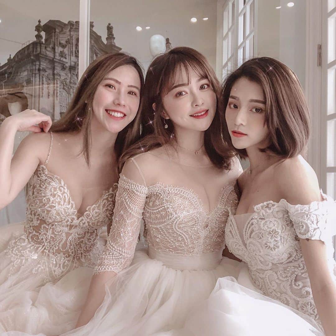 柯柯YELIZのインスタグラム：「希望有一天能參加你們的婚禮 做你們的伴娘微笑嫁你出去。」