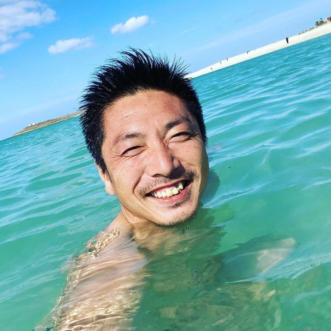 加藤順大さんのインスタグラム写真 - (加藤順大Instagram)「沖縄の海と太陽の交替浴も終わっていよいよシーズン始まります🐳☀️ ぶ〜ん✈️して帰ります！！ 明日から頑張るぞー⚽️💨 沖縄25度って笑 暑かった！！！ #ジドリー #加藤順大 #京都サンガ」1月7日 19時33分 - nobuhiro1