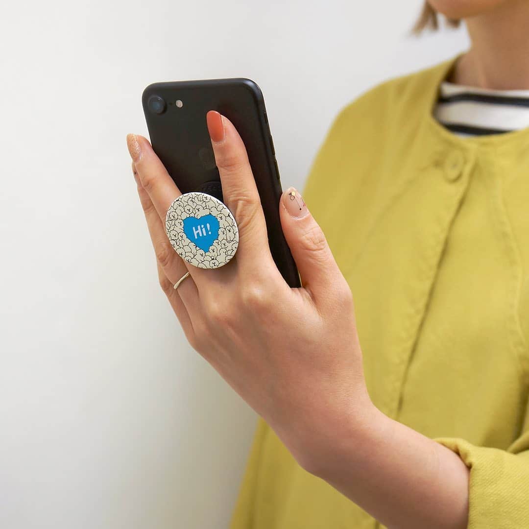 marbleSUD(マーブルシュッド) のインスタグラム：「marble SUD初登場！グリップ部分がアコーディオンのように伸縮するのが特徴のスマホアクセサリー"POPSOCKETS Grip”。 ﻿ ﻿ スマホにピタっと貼るだけで、持ちやすさはもちろん、スマホスタンドにもなる便利なアイテムです。グリップを畳むとスリムになるので、ポケットに入れても気になりません。﻿ ﻿ 背面のシールを外して粘着面をスマホに取り付けるだけなので、サイズや種類関係なくお使いいただけます。柄は全部で5種類。ギフトにもおすすめです☆」