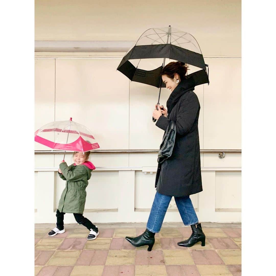 小林有里さんのインスタグラム写真 - (小林有里Instagram)「♡ お迎えはご機嫌🐥☔️💓 . . 雨降って よかったね😘 . . . #happyrainyday  #outfit#ootd#mybaby#pink #親子コーデ」1月7日 19時36分 - lilyshandmade