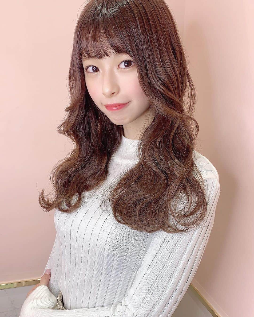川崎ひかるのインスタグラム：「また少し切ってしまった💇🏻‍♀️💕 . . 絶対にかわいいヘアにしてくれて感謝です☺️🌟 @leo__nishi . . .  #daily #dailylook #selfie #selca #ootd #데일리 #데일리룩 #셀카그램 #셀카 #셀피 #오오티디 #팔로우 #自撮り #アイドル #美容院 #ヘアカラー #ヘアセット #ヘアアレンジ  #ヘアスタイル #巻き髪 #ビジョビ」