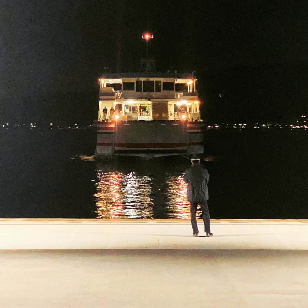 伊藤直樹のインスタグラム：「PARTYの年初めは毎年、旅から始まります。集合は旅館の宴会場。旅のチケットはどこを経由しても年末から来ていても上限まで精算可能。昨年までは伊勢神宮で今年から全国各地の神社と寺院を転々とすることにしました。ひとり旅とツアーのミックス。自立した個人と創造性の高いチームのミックス。各自の自立性は年々高まっています。アイデア、言葉、ビジュアル、モーション、インターフェイス、プログラミング、センシング、デジタルファブリケーション、サーバーサイド、マーケティング、リーガルストラテジーなどのスキルを駆使できる本当のプロ集団になってきています。今年はチームの創造性を一層高めていきます。PARTYとしてのチームのミッション、現代のサッカーで言うならばゲームモデルを強固にしていきます。そしてアートと事業で自分たちから世に問い、デザインとアクセラレーションで誰かの問いを全力でサポートしていきます。どうか2020年もPARTY丸をよろしくお願いします！」