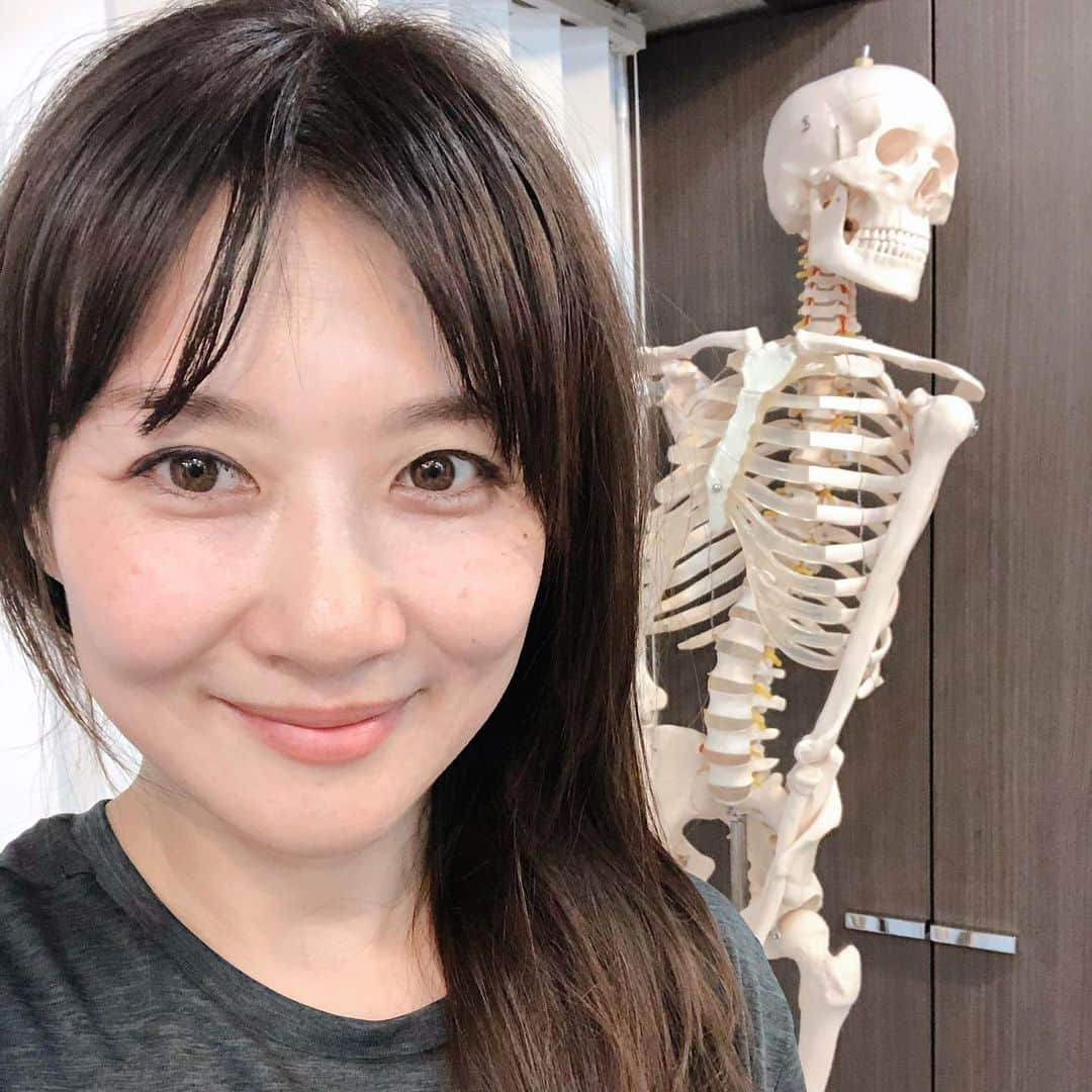 藤崎奈々子さんのインスタグラム写真 - (藤崎奈々子Instagram)「もう寝違えの痛さで 身も心もボロボロ😭 だったので、年末から通い始めた @private.gym.phase  のトレーナー古河さんに連絡して 寝違えメニューを受けに行きました ・ ここは事務所の社長が通っていて 「三回通っただけで、悩みだった腰痛がなくなったのよー！ 奈々子ちゃんも身体の悩みがあったらぜひ行ってみてー！」 と興奮気味で教えてもらった パーソナルトレーニングジム ・ 元々トレーナーさんが スポーツトレーナーやフィジカルセラピストなどで活躍していた方で、私は先月身体チェックしてもらって自分の使えていない弱い部分を教えてもらい、これからそこを治していこうと思っていた矢先に寝違え😢 ・ でも寝違えメニューを受けたら、腕や背中の使い方を直していく方法でどんどん首が動かせるようになっていきました←直接痛い部分には触らなかった 先月の身体が上手く使えていない部分がやっぱりダメだったみたい💦 ・ とりあえず寝違えが随分楽になったのが本当に本当に嬉しかったーー！ 身体の正しい使い方の大切さを感じた2020年の年始め ・ 寝違えたらぜひ、体験でレッスン受けてみてー！ レッスン受けたら通いたくなるよ（笑） ・ #麻布十番 #パーソナルジム #整体 #ストレッチ #phase #寝違え」1月7日 18時04分 - nanakofujisaki