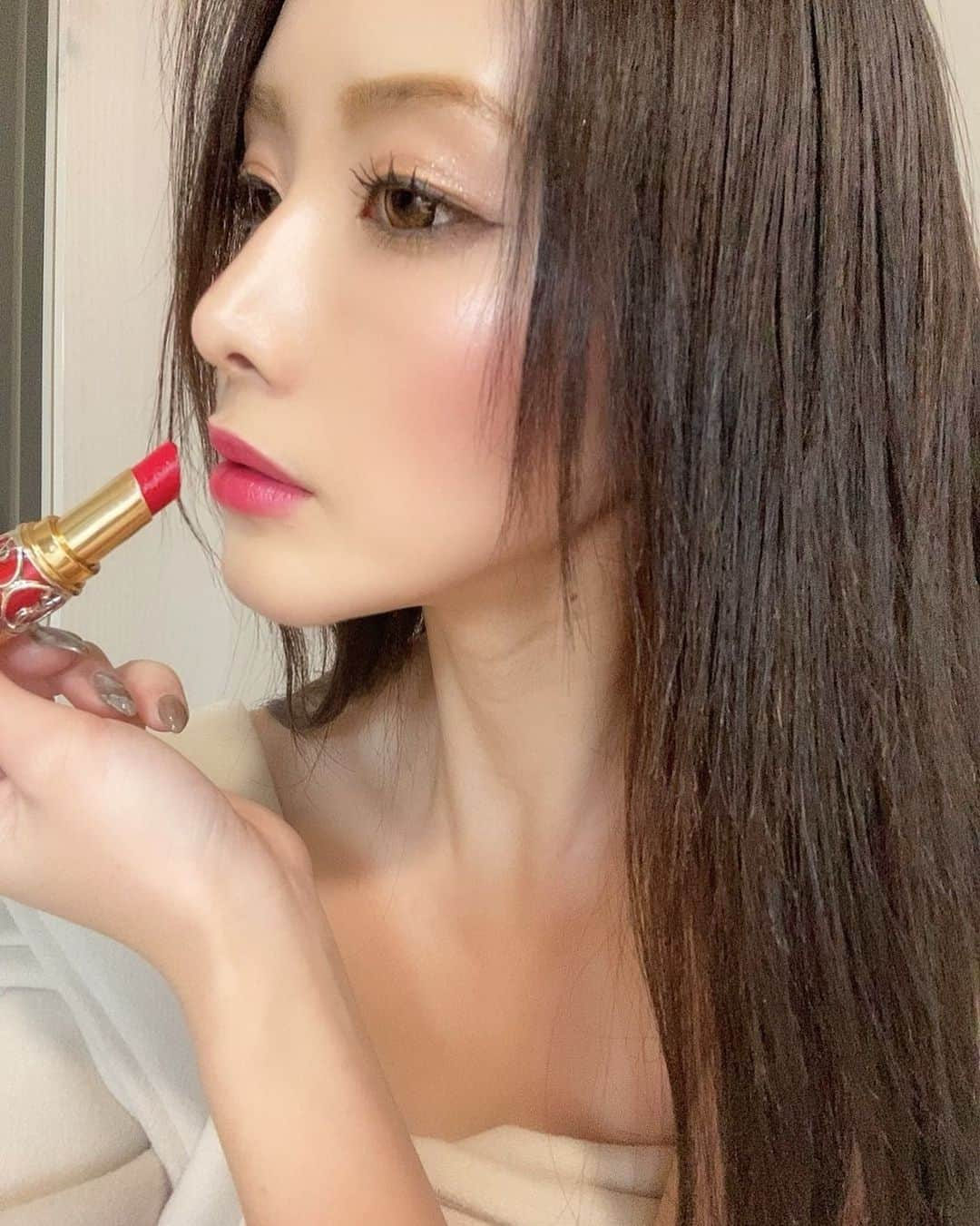 CHIHAさんのインスタグラム写真 - (CHIHAInstagram)「いつもお世話になってるVENUS BEAUTY CLINICで、シミ取りのフォトフェイシャルM22を受けてきたよ❤️﻿ ﻿ @venus_beauty_clinic ❤️﻿ ﻿ ﻿ ﻿ 1ヶ月おきに施術を受けれるんだけど、最近しばらくサボり気味だったから久しぶりの施術でした🥺﻿ ﻿ シミが無くなるだけで、整形級に顔が変わるからこれからもシミ撲滅運動は定期的にやっていきたい💪﻿ ﻿ ﻿ 黒い色に反応するからちゃっかり顔脱毛効果もあるのが助かる❤️﻿ ﻿ ﻿ 内装も施術もすごく素敵なクリニック💗﻿ ﻿ ﻿ ﻿ #venusbeautyclinic #hifu #antiaging #リフトアップ #アンチエイジング #ソノクイーン #シミ取り #シミ取りレーザー #フォトフェイシャルm22 #フォトフェイシャル #美容オタク﻿ ﻿」1月7日 18時09分 - chiha6170