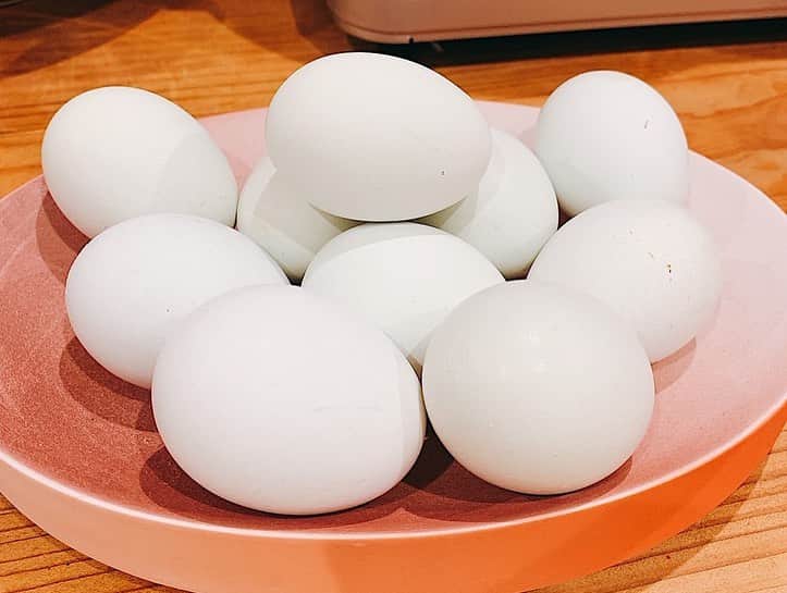 和泉佳子さんのインスタグラム写真 - (和泉佳子Instagram)「昨夜はいつもの愉快な仲間達が、お引越ししたばかりの代官山のゆっきーの新居に大集合💕 . みんなで手分けして材料を持ち寄って、すき焼き新年会をしました🥂 . お肉は、お取り寄せした高級米沢牛🥩 そして、卵は、産みたてのアローカナの卵🥚 . アローカナの卵は『幸せの青い卵』と言われ、一年間で産卵する卵の数が普通の鶏の半分ということでとっても貴重なのだそうです✨ . お野菜も、お豆腐も、今回は高級食材にこだわって買い揃え、とっても贅沢なすき焼きが完成しました👏✨ . そして、すき焼きのタレは、幸也飯のゆっきーオリジナル✨（非売品） . お砂糖を一切使わず、みりんと蜂蜜を加えたという自家製のタレで、更に美味しいすき焼きになりました😊💕 . とっても美味しくて、私も顔の緩みが隠しきれない🥰（笑）  すき焼きを堪能しながら一人ずつ今年の抱負も発表したり、後半は任天堂Switchでみんなでゲーム🎵 . 一年の最初に大好きな仲間とみんなでほっこり、楽しいひと時でした💗 . . . #和泉佳子 #25ans #ヴァンサンカン #エレブロガー  #すき焼き #新年会 #幸也飯 #米沢牛 #アローカナの卵」1月7日 18時17分 - yoshiko_izumi