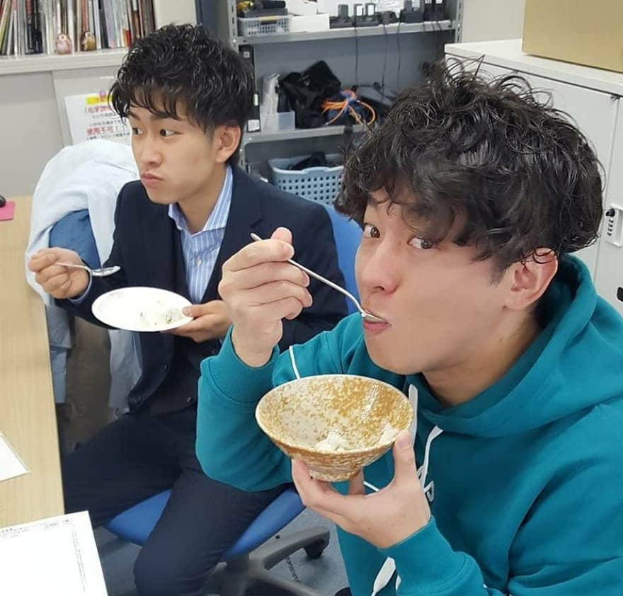 石塚かおりさんのインスタグラム写真 - (石塚かおりInstagram)「#七草粥 with#イケメン …? 今年のお正月は、例年より増し増しで食べ過ぎました…  反省(T_T)  ということで、朝から七草粥。  張り切って大量に作りすぎ、会社のイケメンたちに、消費のお手伝いをお願い。  イケメンブルー、イケメンイエロー。（お写真3枚目）  食べっぷりも、イケメン…  この後、イケメンレッドとブラックもやってきて、あっという間になくなりました。 （お写真4枚目）  ありがたし。  #春の七草#お粥#土鍋ごはん #無病息災#縁起物#ご利益 あるかな  #イケメン四銃士 #工藤淳之介#3時のカルテット #麦島侑#タスクラジック #黒崎貴之#ゆうなび#スポーツ #前野智郎#よりみちくん  #食べる#飲む#歌う#踊る#しゃべくり いろいろイケメン （自称）  #女子 たちはみんな取材中  お野菜切るの大好き #新潟放送#2020#食べ過ぎ#アナウンサー#石塚かおり #ゴルフ女子 ?（自称）」1月7日 18時18分 - kaori_ishizuka413