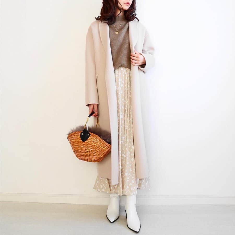 tomomiyu0920さんのインスタグラム写真 - (tomomiyu0920Instagram)「GU人気アイテム✨新作のプリーツロングスカート！ 爽やかな花柄が新発売😍 . 私が着ているのはベージュのSサイズ。 . 白ブーツと合わせれば、プリーツスカートの軽やかさを損なうことなく、今の季節から楽しめますね☺️ . . outer ... @plage_jp  knit ... @tonal_official  skirt ... @gu_for_all_  bag ... @violadoro_official  shoes ... @zara . . . #gu #gumania #gu_for_all #GUstyle #gupr #プリーツロングスカート #スカート #プチプラ #プチプラコーデ #大人gu部 #instafashon #instagood #gu冬コーデ2020 #みんなのguコーデ #アラフォーファッション #アラフォーコーデ #40代ファッション #40代コーデ」1月7日 18時29分 - tomomiyu0920
