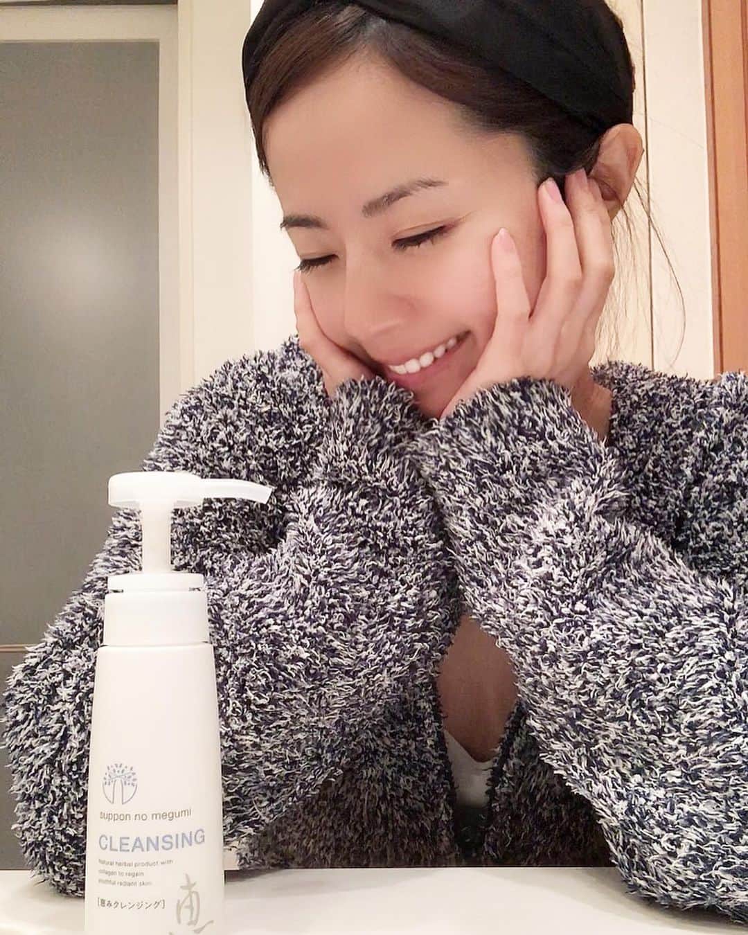 のインスタグラム：「☺︎ スキンケアで1番大好きなクレンジング！ 新しい＆良いと言われるものには 目がないんですよねー^ ^ 今回また新たに クレンジングジェルをオススメいただき早速 【 #美容系商材お試し隊 】です！ ーーーーーーーーーー 商品名: 恵み クレンジング 公式アカウント: @megumi_skincare 価格: 5,400円 （税込） クレンジング力: ★★★★☆ 流しやすさ: ★★★★☆ 洗い上がり: つるん＆さっぱり イチオシポイント: 古い角質も一緒に落としてくれるので 日々のクレンジングで 肌のトーンアップも叶えてくれる優れもの！！ ーーーーーーーーーー * #pr  #恵みクレンジング #恵スキンケアシリーズ #無添加化粧品  #おうちでホームエステ #すっぽんエキス  #本当に肌にいいスキンケア  #肌に良いクレンジング #無添加スキンケア #スキンケア #スキンケアマニア になる！ #トーンアップ #美肌 になりたい」