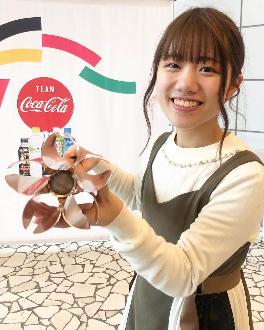 前田彩名さんのインスタグラム写真 - (前田彩名Instagram)「東京2020の聖火リレーのトーチ！ 持たせていただきました🔥  思ってたより軽い！1.2キロだそうです。  ピンクゴールドで色味も可愛いし、 桜のデザインも素敵🌸。 走る人が羨ましい〜！ 川口詩織ちゃんは、 アイドルと虫とグミが好きな、 かわいこちゃんです💓 大阪王のコーナーに出演してもらうので、 オンエアをどうぞお楽しみに！  平昌とリオのトーチも飾られていて、 それぞれに素敵でした✨」1月7日 18時34分 - ayana.maeda