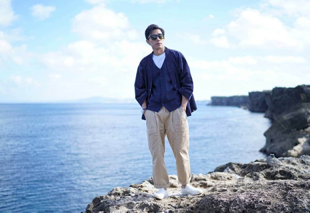 デスモンド・タンのインスタグラム：「你说蓝色是你最爱的颜色~ 💙 The scenery BLUE my mind!  #okinawa #japan #allaroundyou #回路网 #霍君豪 📸: @zetongteoh (camera kindly sponsored by @chantalleng )」
