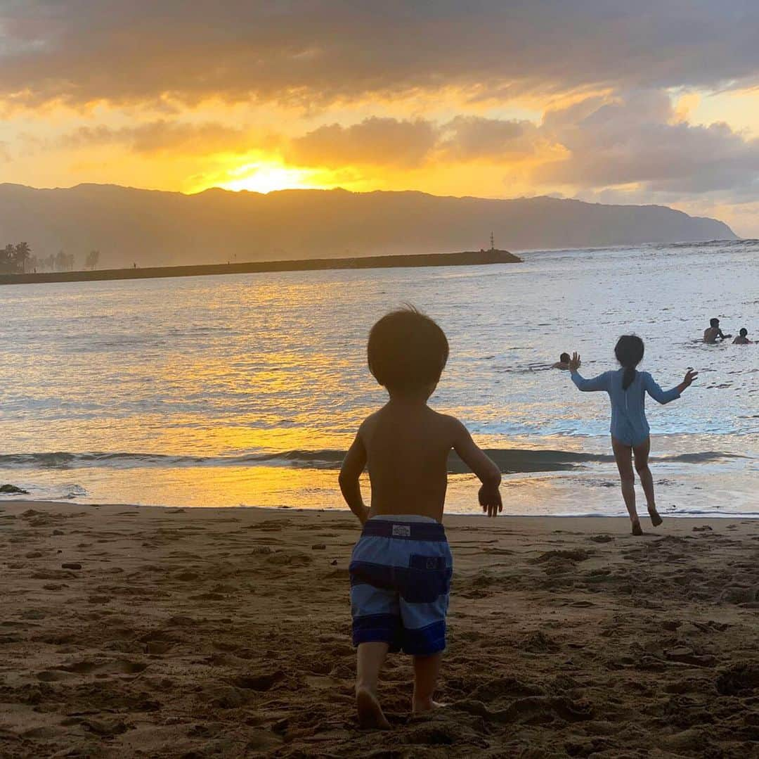 筧沙奈恵さんのインスタグラム写真 - (筧沙奈恵Instagram)「ハレイワビーチで夕日を見ながらゆったり😌 ・ 現地の方が大きな音で流している音楽がハワイっぽい選曲で、すごく心地よかった🎶 ・ 子どもたちは、波とおいかけっこ👧👦 ・ 夕日、キレイだったな☀️ ・ #ハレイワビーチ　#haleiwabeachpark #haleiwa #ハレイワ　#ノースショア　#northshore #ハワイ旅行　#ハワイ　#家族旅行　#子連れハワイ　#子連れ旅行」1月7日 18時42分 - sanaekakei